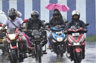 KOLKATA INDIA HAZİRAN 30 HAZİRAN 2024 Yağmurlu bir yolda 30 Haziran 2024 tarihinde Kolkata Hindistan Fotoğrafı: Samir Jana Hindustan Times 