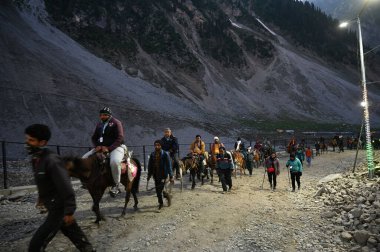 SRINAGAR INDIA 29 Haziran 2024 ilk Amarnath hacıları 29 Haziran 2024 tarihinde Srinagar 'ın kuzeydoğusundaki Baltal rotasındaki Amarnath mağarasına doğru yola çıktılar. 