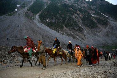 SRINAGAR INDIA 29 Haziran 2024 ilk Amarnath hacıları 29 Haziran 2024 tarihinde Srinagar 'ın kuzeydoğusundaki Baltal rotasındaki Amarnath mağarasına doğru yola çıktılar. 