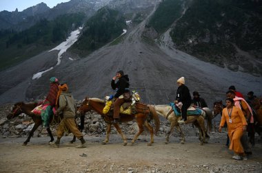 SRINAGAR INDIA 29 Haziran 2024 ilk Amarnath hacıları 29 Haziran 2024 tarihinde Srinagar 'ın kuzeydoğusundaki Baltal rotasındaki Amarnath mağarasına doğru yola çıktılar. 