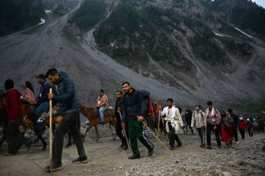 SRINAGAR INDIA 29 Haziran 2024 ilk Amarnath hacıları 29 Haziran 2024 tarihinde Srinagar 'ın kuzeydoğusundaki Baltal rotasındaki Amarnath mağarasına doğru yola çıktılar. 