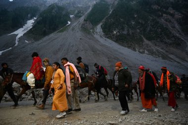 SRINAGAR INDIA 29 Haziran 2024 ilk Amarnath hacıları 29 Haziran 2024 tarihinde Srinagar 'ın kuzeydoğusundaki Baltal rotasındaki Amarnath mağarasına doğru yola çıktılar. 