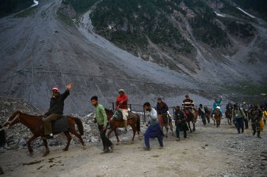 SRINAGAR INDIA 29 Haziran 2024 ilk Amarnath hacıları 29 Haziran 2024 tarihinde Srinagar 'ın kuzeydoğusundaki Baltal rotasındaki Amarnath mağarasına doğru yola çıktılar. 