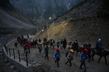 SRINAGAR INDIA 29 Haziran 2024 ilk Amarnath hacıları 29 Haziran 2024 tarihinde Srinagar 'ın kuzeydoğusundaki Baltal rotasındaki Amarnath mağarasına doğru yola çıktılar. 