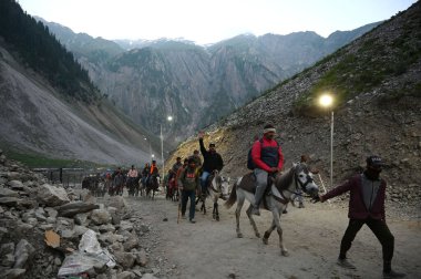 SRINAGAR INDIA 29 Haziran 2024 ilk Amarnath hacıları 29 Haziran 2024 tarihinde Srinagar 'ın kuzeydoğusundaki Baltal rotasındaki Amarnath mağarasına doğru yola çıktılar. 