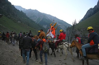 SRINAGAR INDIA 29 Haziran 2024 ilk Amarnath hacıları 29 Haziran 2024 tarihinde Srinagar 'ın kuzeydoğusundaki Baltal rotasındaki Amarnath mağarasına doğru yola çıktılar. 