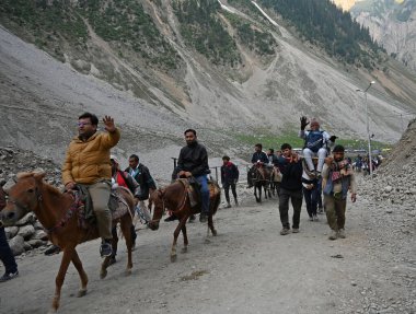 SRINAGAR INDIA 29 Haziran 2024 ilk Amarnath hacıları 29 Haziran 2024 tarihinde Srinagar 'ın kuzeydoğusundaki Baltal rotasındaki Amarnath mağarasına doğru yola çıktılar. 