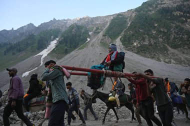 SRINAGAR INDIA 29 Haziran 2024 ilk Amarnath hacıları 29 Haziran 2024 tarihinde Srinagar 'ın kuzeydoğusundaki Baltal rotasındaki Amarnath mağarasına doğru yola çıktılar. 