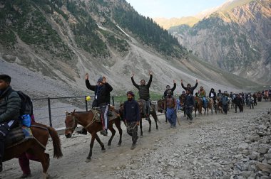 SRINAGAR INDIA 29 Haziran 2024 ilk Amarnath hacıları 29 Haziran 2024 tarihinde Srinagar 'ın kuzeydoğusundaki Baltal rotasındaki Amarnath mağarasına doğru yola çıktılar. 