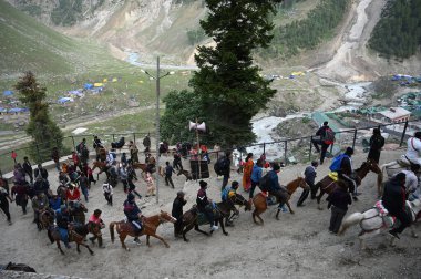 SRINAGAR INDIA 29 Haziran 2024 ilk Amarnath hacıları 29 Haziran 2024 tarihinde Srinagar 'ın kuzeydoğusundaki Baltal rotasındaki Amarnath mağarasına doğru yola çıktılar. 