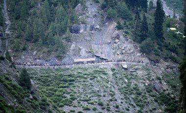 SRINAGAR INDIA 29 Haziran 2024 ilk Amarnath hacıları 29 Haziran 2024 tarihinde Srinagar 'ın kuzeydoğusundaki Baltal rotasındaki Amarnath mağarasına doğru yola çıktılar. 