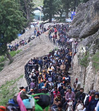 SRINAGAR INDIA 29 Haziran 2024 ilk Amarnath hacıları 29 Haziran 2024 tarihinde Srinagar 'ın kuzeydoğusundaki Baltal rotasındaki Amarnath mağarasına doğru yola çıktılar. 