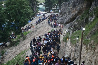 SRINAGAR INDIA 29 Haziran 2024 ilk Amarnath hacıları 29 Haziran 2024 tarihinde Srinagar 'ın kuzeydoğusundaki Baltal rotasındaki Amarnath mağarasına doğru yola çıktılar. 