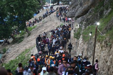 SRINAGAR INDIA 29 Haziran 2024 ilk Amarnath hacıları 29 Haziran 2024 tarihinde Srinagar 'ın kuzeydoğusundaki Baltal rotasındaki Amarnath mağarasına doğru yola çıktılar. 