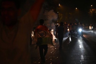 Hindistan 'ın 30 Haziran 2024 tarihinde Yeni Delhi Hindistan' da Güney Afrika 'ya karşı kazandığı 2024 Dünya Kupası' nı kazanmasının ardından Hindistan Kapısı yakınlarındaki bir yolda 30 Haziran 2024 'te kutlanan NEW DELHI INDIA 30 Haziran 2024' de, takımı kriket delisi Hindistan 'da Cumartesi gecesi patlak verdi.