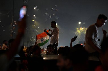 Hindistan 'ın 30 Haziran 2024 tarihinde Yeni Delhi Hindistan' da Güney Afrika 'ya karşı kazandığı 2024 Dünya Kupası' nı kazanmasının ardından Hindistan Kapısı yakınlarındaki bir yolda 30 Haziran 2024 'te kutlanan NEW DELHI INDIA 30 Haziran 2024' de, takımı kriket delisi Hindistan 'da Cumartesi gecesi patlak verdi.