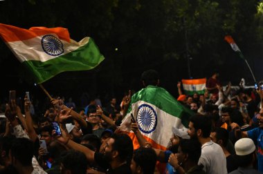 Hindistan 'ın 30 Haziran 2024 tarihinde Yeni Delhi Hindistan' da Güney Afrika 'ya karşı kazandığı 2024 Dünya Kupası' nı kazanmasının ardından Hindistan Kapısı yakınlarındaki bir yolda 30 Haziran 2024 'te kutlanan NEW DELHI INDIA 30 Haziran 2024' de, takımı kriket delisi Hindistan 'da Cumartesi gecesi patlak verdi.