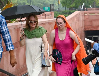 NEW DELHI INDIA HAZİRAN 30 HAZİRAN 2024 Kartavya Yolu 'ndaki rutubetli havaya göğüs geren ziyaretçiler 30 Haziran 2024' te Yeni Delhi Hindistan Fotoğrafı: Vipin Kumar Hindustan Times 