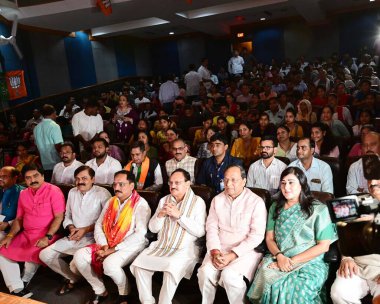 NEW DELHI INDIA 30 HAZİRAN 2024 JP Nadda diğer üst düzey BJP liderleriyle birlikte Başbakan Narendra Modi MANN BAAT 'ı 30 Haziran 2024 tarihinde R K Puram' da Karnataka Bhavan 'da dinliyor. 