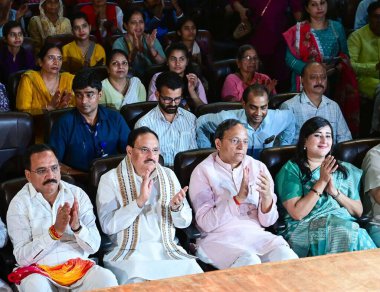 NEW DELHI INDIA 30 HAZİRAN 2024 JP Nadda diğer üst düzey BJP liderleriyle birlikte Başbakan Narendra Modi MANN BAAT 'ı 30 Haziran 2024 tarihinde R K Puram' da Karnataka Bhavan 'da dinliyor. 