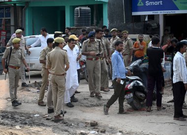 NOIDA INDIA 30 HAZİRAN 2024 Polis memuru, dün Hoshiarpur 'un 51. Bölgesi' ndeki bir trafik kazasında ölen bir çocuğun ardından ailesini ve köylüleri ikna etmeye çalışıyor. 