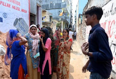 NOIDA INDIA 30 HAZİRAN 2024 Aile üyeleri dün 51. Bölge Hoshiarpur köyünde bir çocuğun trafik kazasında ölmesi üzerine ağlıyorlar. 30 Haziran 2024 Noida Hindistan Fotoğrafı: Sunil Ghosh Hindustan Times 