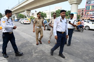 NOIDA INDIA 30 HAZİRAN 2024 Trafik Polisi, dün Hoshiarpur 51. Bölge 'de bir çocuğun trafik kazasında ölmesinin ardından 30 Haziran 2024' te Noi 'de aile üyeleri ve köylüler yolu kapattı.