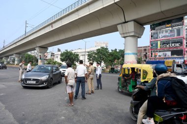 NOIDA INDIA 30 HAZİRAN 2024 Trafik Polisi, dün Hoshiarpur 51. Bölge 'de bir çocuğun trafik kazasında ölmesinin ardından 30 Haziran 2024' te Noi 'de aile üyeleri ve köylüler yolu kapattı.