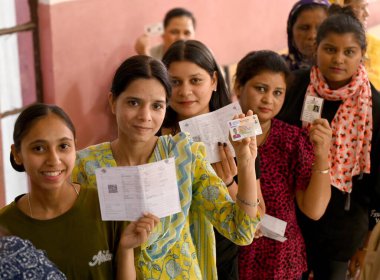 CHANDIGARH INDIA HAZİRAN 12024 Loksabha seçimleri için oy kullanma kuyruğundaki seçmenler, köy Kajheri 'deki devlet okullarından birinde 124 Haziran' da Chandigarh Hindistan 'da Ravi Kumar Hindustan Times tarafından çekilmiştir. 