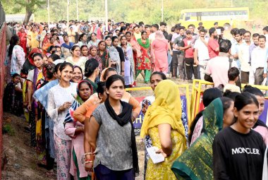 CHANDIGARH INDIA HAZİRAN 12024 Uzun bir kuyrukta Loksabha seçimleri için oylarını 1 Haziran 2024 tarihinde Chandigarh Hindistan 'da 53. bölgedeki sandık merkezlerinden birinde kullandılar. Fotoğraf: Ravi Kumar Hindustan Times 