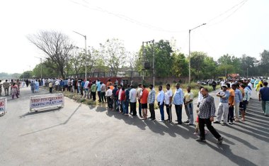 CHANDIGARH INDIA HAZİRAN 12024 Uzun bir kuyrukta Loksabha seçimleri için oylarını 1 Haziran 2024 tarihinde Chandigarh Hindistan 'da 53. bölgedeki sandık merkezlerinden birinde kullandılar. Fotoğraf: Ravi Kumar Hindustan Times 