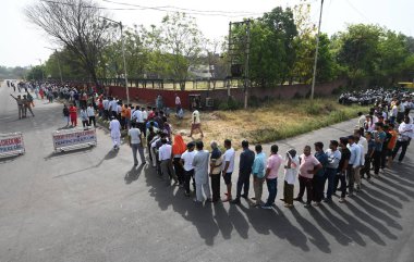 CHANDIGARH INDIA HAZİRAN 12024 Uzun bir kuyrukta Loksabha seçimleri için oylarını 1 Haziran 2024 tarihinde Chandigarh Hindistan 'da 53. bölgedeki sandık merkezlerinden birinde kullandılar. Fotoğraf: Ravi Kumar Hindustan Times 