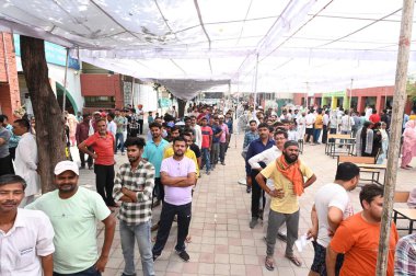 CHANDIGARH INDIA HAZİRAN 12024 Uzun bir kuyrukta oy kullananlar Loksabha seçimleri için oylarını köydeki devlet okullarından birinde oy kullanma merkezlerinden birinde 124 Haziran 'da Chandigarh Hindistan' da Ravi Kumar Hindustan Times tarafından çekilmiştir. 