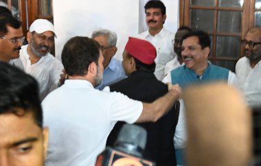 NEW DELHI, INDIA - 5 Haziran 2024 Kongre Başkanı Rahul Gandhi, Samajwadi Partisi Başkanı Akhilesh Yadav ve INDIA bloğu liderlerinin 5 Haziran 2024 tarihinde Hindistan 'ın Yeni Delhi kentinde yaptıkları toplantı sonrasında, (Fotoğraf: Arvind Yadav / Hindustan Times)
