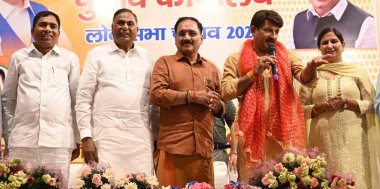 NEW DELHI, INDIA - 5 Haziran 2024 Delhi BJP Başkanı Virendra Sachdeva ile birlikte Yeni Seçilen 7 milletvekili, Bansuri Swaraj, Yeni Delhi, Chandni Chowk Praveen Khandelwal, Kuzey-Batı Delhi Yocinder Chandoliya, Güney Delhi Ramvir Singh Bidhuri, M