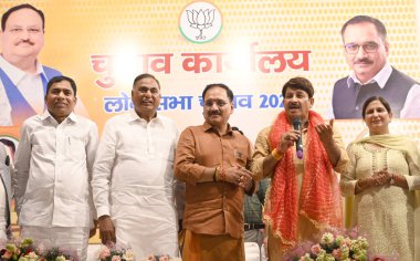 NEW DELHI, INDIA - 5 Haziran 2024 Delhi BJP Başkanı Virendra Sachdeva ile birlikte Yeni Seçilen 7 milletvekili, Bansuri Swaraj, Yeni Delhi, Chandni Chowk Praveen Khandelwal, Kuzey-Batı Delhi Yocinder Chandoliya, Güney Delhi Ramvir Singh Bidhuri, M