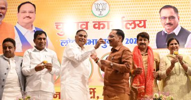 NEW DELHI, INDIA - 5 Haziran 2024 Delhi BJP Başkanı Virendra Sachdeva ile birlikte Yeni Seçilen 7 milletvekili, Bansuri Swaraj, Yeni Delhi, Chandni Chowk Praveen Khandelwal, Kuzey-Batı Delhi Yocinder Chandoliya, Güney Delhi Ramvir Singh Bidhuri, M