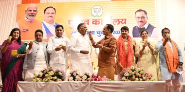 NEW DELHI, INDIA - 5 Haziran 2024 Delhi BJP Başkanı Virendra Sachdeva ile birlikte Yeni Seçilen 7 milletvekili, Bansuri Swaraj, Yeni Delhi, Chandni Chowk Praveen Khandelwal, Kuzey-Batı Delhi Yocinder Chandoliya, Güney Delhi Ramvir Singh Bidhuri, M