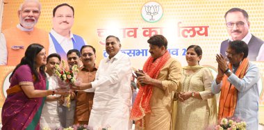 NEW DELHI, INDIA - 5 Haziran 2024 Delhi BJP Başkanı Virendra Sachdeva ile birlikte Yeni Seçilen 7 milletvekili, Bansuri Swaraj, Yeni Delhi, Chandni Chowk Praveen Khandelwal, Kuzey-Batı Delhi Yocinder Chandoliya, Güney Delhi Ramvir Singh Bidhuri, M