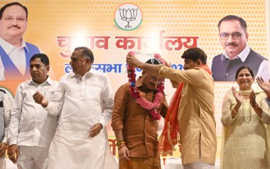 NEW DELHI, INDIA - 5 Haziran 2024 Delhi BJP Başkanı Virendra Sachdeva ile birlikte Yeni Seçilen 7 milletvekili, Yogender Chandoliya Kuzey-Batı Delhi, Ramvir Singh Bidhuri, Manoj Tiwari Kuzey-Doğu Delhi, Kamaljeet Seyrawat Batı Delhi, 