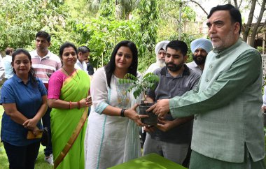 NEW DELHI, INDIA - 5 Haziran 2024 Delhi Çevre Bakanı Gopal Rai ve diğer fidan fidanları, Dünya Çevre Günü münasebetiyle 5 Haziran 2024 tarihinde Hindistan 'ın Yeni Delhi kentinde bulunan sivil hatlarda ağaç dikerler. (Fotoğraf: Sonu Mehta / H