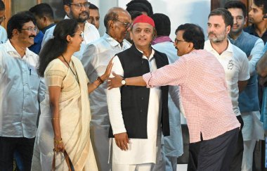 NEW DELHI, INDIA - 5 Haziran 2024 INDIA ittifak liderleri Rahul Gandhi, NCP başkanı Sharad Pawar, Samajwadi Partisi Başkanı Akhilesh Yadav ve diğer liderler 5 Haziran 'da Kongre Başkanı Mallikarjun Kharge' nin evinde gerçekleşen toplantı sonrasında, 10 Rajaji Marg, 20 Haziran 'da