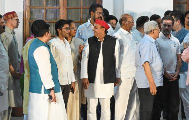 NEW DELHI, INDIA - 5 Haziran 2024 INDIA ittifak liderleri Rahul Gandhi, NCP başkanı Sharad Pawar, CPI (M) Sitaram Yechury, Samajwadi Partisi Başkanı Akhilesh Yadav ve Kongre Başkanı Mallikarjun Kharge 'nin konutundaki toplantı sonrasında 10 Ra