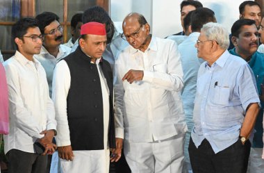 NEW DELHI, INDIA - 5 Haziran 2024 INDIA ittifak liderleri NCP başkanı Sharad Pawar, Samajwadi Parti Başkanı Akhilesh Yadav ve CPI (M) Sitaram Yechury ve Kongre Başkanı Mallikarjun Kharge 'nin konutundaki toplantı sonrasında 10 Rajaji Marg