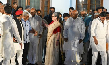 NEW DELHI, INDIA - 5 Haziran 2024 INDIA ittifak liderleri Sonia Gandhi, NCP başkanı Sharad Pawar, CPI (M) Sitaram Yechury, Samajwadi Partisi Başkanı Akhilesh Yadav, Meclis Başkanı Mallikarjun Kharge 'in 10 Haziran' daki konutunda gerçekleşen toplantı sonrasında, 10 Rajaji Marg 