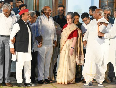 NEW DELHI, INDIA - 5 Haziran 2024 INDIA ittifak liderleri Sonia Gandhi, NCP başkanı Sharad Pawar, CPI (M) Sitaram Yechury, Samajwadi Partisi Başkanı Akhilesh Yadav, Meclis Başkanı Mallikarjun Kharge 'in 10 Haziran' daki konutunda gerçekleşen toplantı sonrasında, 10 Rajaji Marg 