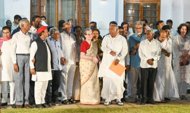 NEW DELHI, INDIA - 5 Haziran 2024 INDIA ittifak liderleri Sonia Gandhi, NCP başkanı Sharad Pawar, CPI (M) Sitaram Yechury, Samajwadi Partisi Başkanı Akhilesh Yadav, Meclis Başkanı Mallikarjun Kharge 'in 10 Haziran' daki konutunda gerçekleşen toplantı sonrasında, 10 Rajaji Marg 