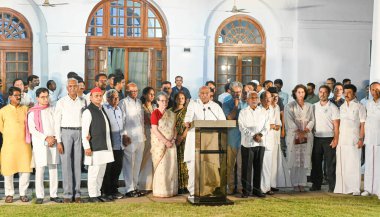 NEW DELHI, INDIA - 5 Haziran 2024 INDIA ittifak liderleri Sonia Gandhi ve Rahul Gandhi, Tamilnadu CM MK Stalin, NCP başkanı Sharad Pawar, CPI (M) Sitaram Yechury, Samajwadi Partisi Başkanı Akhilesh Yadav Kongre Başkanı Mallikarjun 'daki toplantı sonrasında 