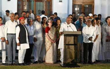 NEW DELHI, INDIA - 5 Haziran 2024 INDIA ittifak liderleri Sonia Gandhi, NCP başkanı Sharad Pawar, CPI (M) Sitaram Yechury, Samajwadi Partisi Başkanı Akhilesh Yadav, Meclis Başkanı Mallikarjun Kharge 'in 10 Haziran' daki konutunda gerçekleşen toplantı sonrasında, 10 Rajaji Marg 
