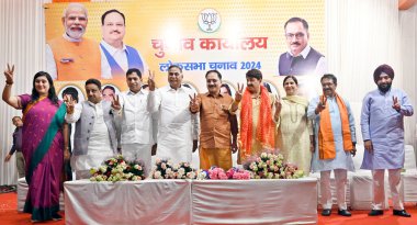 NEW DELHI INDIA 5 Haziran 2024 Delhi BJP Başkanı Virendra Sachdeva Lok Sabha seçimlerinde galip gelen adaylar Bansuri Swaraj Yeni Delhi Praveen Khandelwal Chandni Chowk Yogender Chandoliya Kuzey Batı Delhi Ramvir 